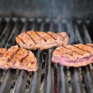 Schweinenacken Steak mit geschmelzten Zwiebeln im Br&ouml;tchen