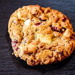 Cookie mit weißem Konfekt und Cranberries