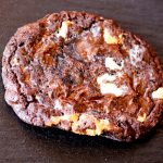 Cookie mit Kakao, weißem Konfekt und Schokoladenstücken