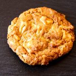 Cookie mit weißem Konfekt und Macadamianüssen