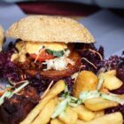 Halloumi Burger mit Pommes