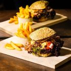 Heroes Burger mit Pommes
